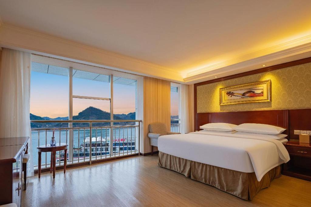 Yichang Vienna Hotel Wanda Branch Экстерьер фото